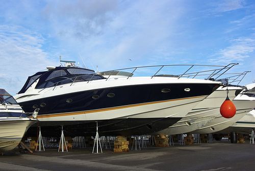 Motoryacht, aufgebockt