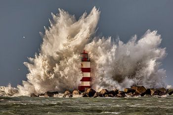 Wellen krachen auf Leuchtfeuer bei IJmuiden