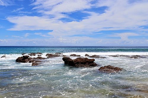 Een strand met rotsen op de Seychellen