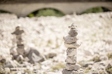 steenmannetjes in een rivierbeding in Slovenië van Eric van Nieuwland
