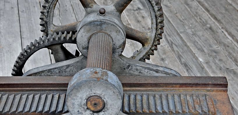 Eisenzahnrädern einer Alten Maschine von Werner Lehmann