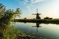 Kinderlijke Windmolen langs het water. van Brian Morgan thumbnail