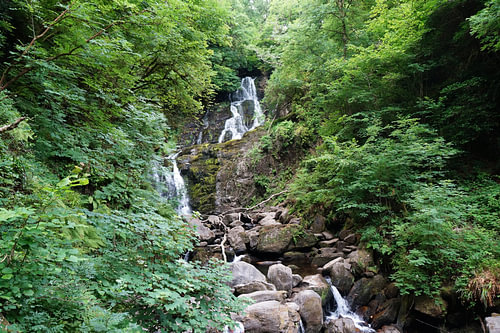 Torc Waterval is een waterval aan de voet van Torc Mountain