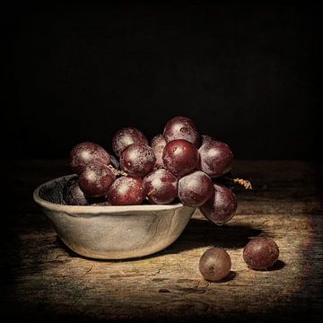 Schilderachtig stilleven met druiven. van Saskia Dingemans