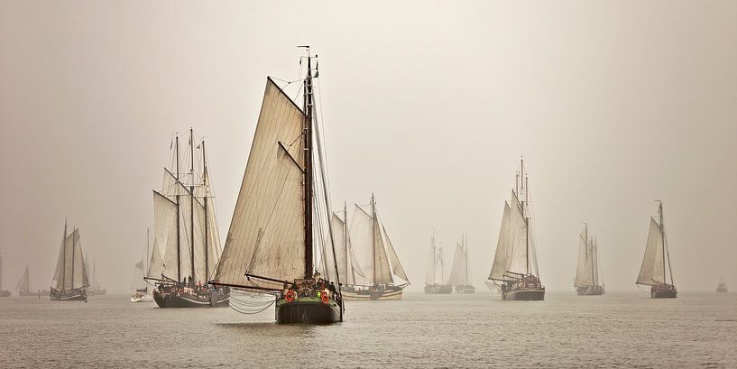 Boten van de Bruine Vloot in de mist van Frans Lemmens