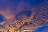 Goldene Wolken am dunkelblauen Abendhimmel 1 von Montepuro Miniaturansicht
