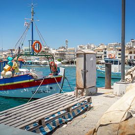 Beau port (bateau de pêche) dans la ville grecque de Sitia sur Jeroen Somers