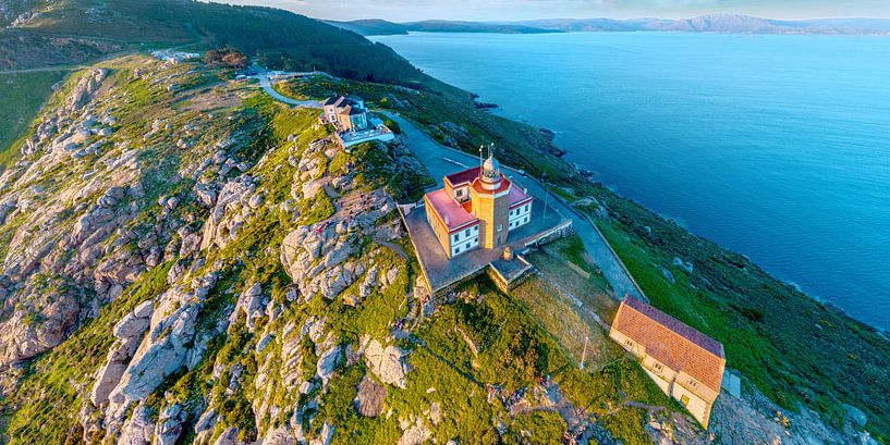 Finisterra Leuchtturm und Nebengebäude im Abendlicht Panorama von Christoph Hermann