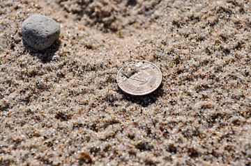 DDR munt in het zand van GH Foto & Artdesign