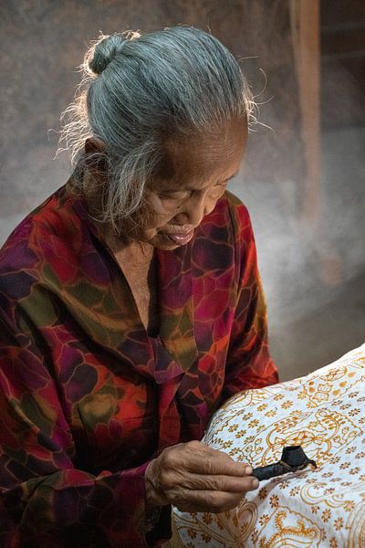 Portrait d'une artiste de Batik par Anges van der Logt