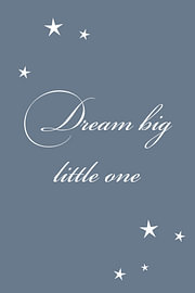 „Dream Big Little One“ – Aufschrift für das Babyzimmer in Nebelblau