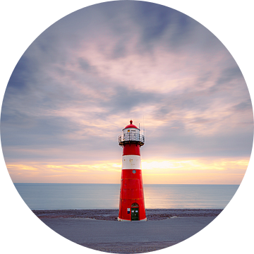 Vuurtoren tijdens zonsondergang aan Zeeuwse kust