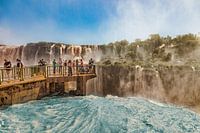 personnes sur une passerelle au milieu des chutes d'Iguazu sur