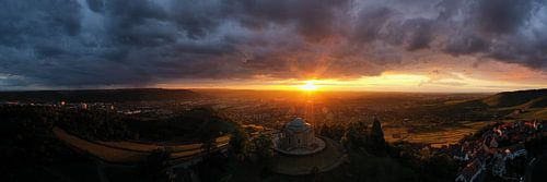 Panorama zonsondergang boven de grafkapel aan de Württemberg in Stuttgart met uitzicht over de stad van Capture ME Drohnenfotografie