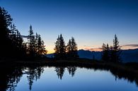 Ein kleiner Bergsee während der Blaue Stunde von Coen Weesjes Miniaturansicht