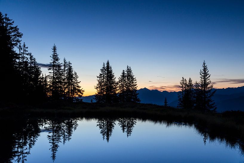 Ein kleiner Bergsee während der Blaue Stunde von Coen Weesjes