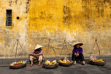 Straatverkoper in Hoi An Vietnam van Roland Brack