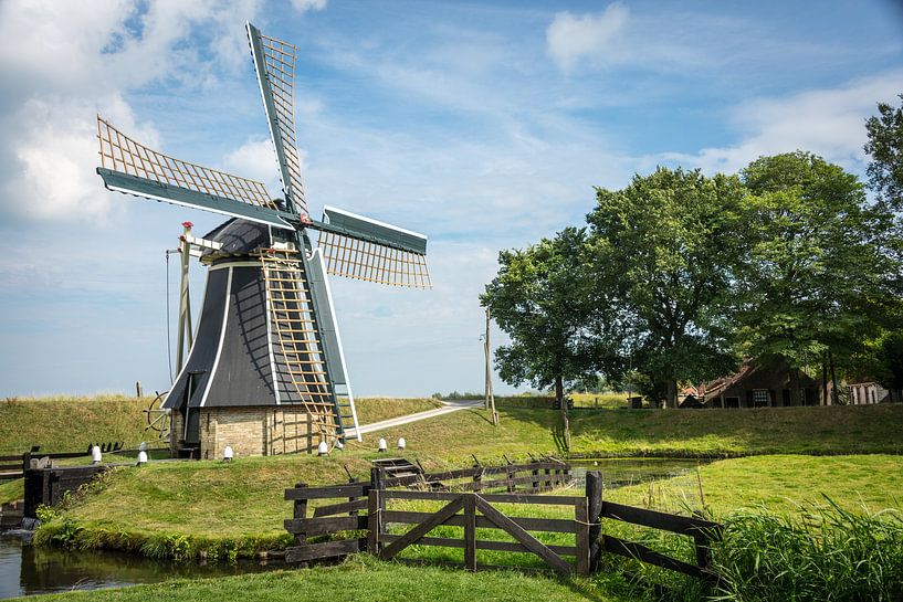 Een Hollandse molen in een echt Hollandse omgeving. van Peter de Jong