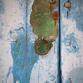 Close up van een oude verweerde deur van Sandra Hogenes