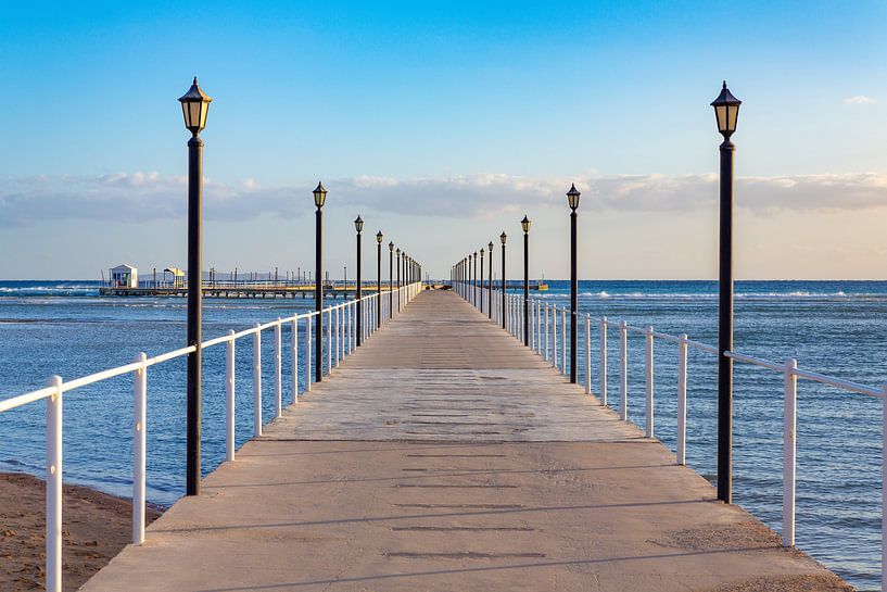 Longue jetée droite en bois avec des lampadaires sur la côte d'Hurghada en Égypte par Ben Schonewille