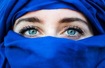 Portret vrouw met blauwe ogen en blauwe sjaal. van Marjolein Hameleers