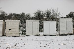 Chalets de plage dans la neige