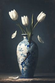 Zerbrochene Vase mit weißen Tulpen von PixelMint.