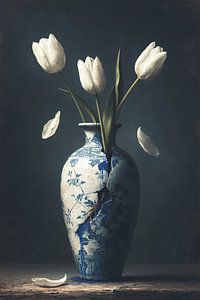 Vase brisé avec des tulipes blanches