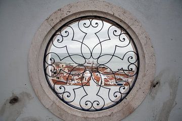 Zicht op Lissabon door een raam met gietijzer motief van Eric van Nieuwland