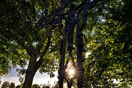 Zonsondergang door gedenkkruis van Ad Bervoets AdFont