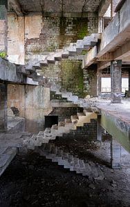 Verlassene Treppe von Escher. von Roman Robroek – Fotos verlassener Gebäude