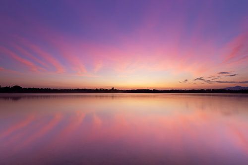 Heldere zonsopgang op de Staffelsee