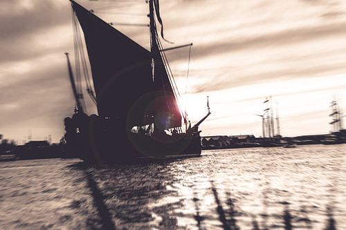 Dynamische foto van oude zeilboot in sepia