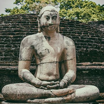 Meer dan levensgroot  vintage stenen Boeddhabeeld in meditatie van Patricia Hofmeester