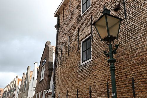 straat met lantaarn in zierikzee
