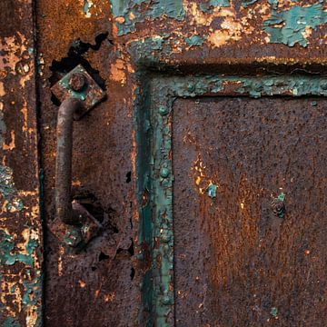 Old factory doors in color. by Zaankanteropavontuur