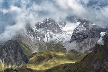 Majestueuze besneeuwde bergtoppen van berbaden photography