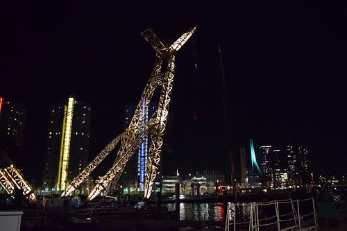 Havenmuseum Rotterdam in de avond met op de achtergrond de Erasmusbrug
