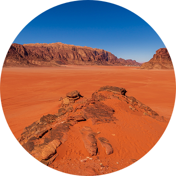 Panorama Wadi Rum woestijn, Jordanie van Bert Beckers