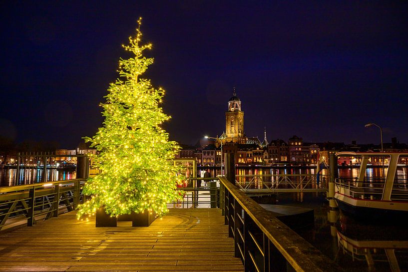 Die Skyline von Deventer am Fluss IJssel während der Weihnachtszeit von Sjoerd van der Wal Fotografie