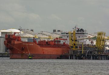 Chargement et déchargement de pétroliers dans le port de Rotterdam. sur scheepskijkerhavenfotografie