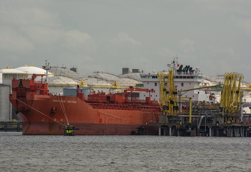 Chargement et déchargement de pétroliers dans le port de Rotterdam. par scheepskijkerhavenfotografie