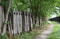 Houten wand met kademuur