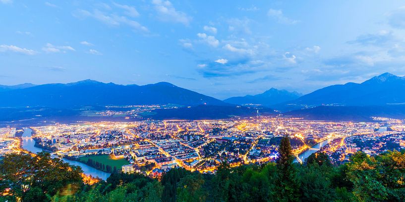 Innsbruck in Oostenrijk in de avonduren van Werner Dieterich