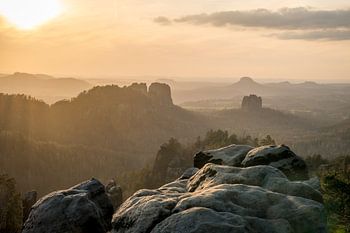 Blick in die Sächsische Schweiz zur goldenen Stunde