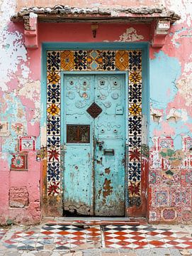 Prachtige hoge vintage deuren in pastelkleuren. van Studio Allee