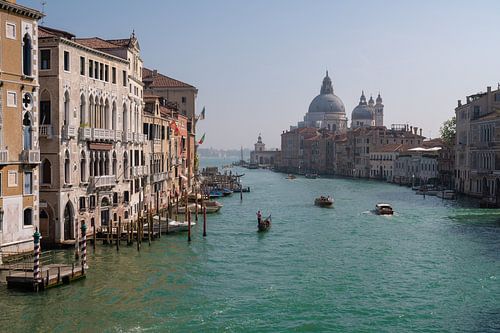 Uitzicht vanaf Ponte dell'Accademia in Venetië van Tim Vlielander