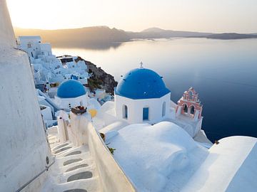 A view of Oia on the island of Santorini with its typical Greek architecture | Travel Photography Gr by Teun Janssen