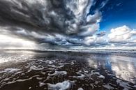 Soleil couchant avec des nuages de précipitation sur la mer du Nord par eric van der eijk Aperçu