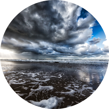 ondergaande zon met neerslag wolken boven de Noordzee van eric van der eijk